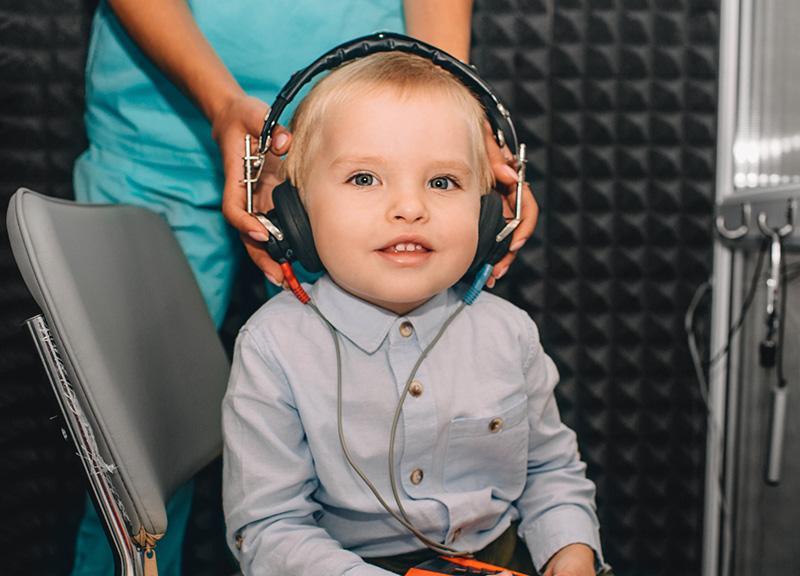 dziecko ze słuchawkami